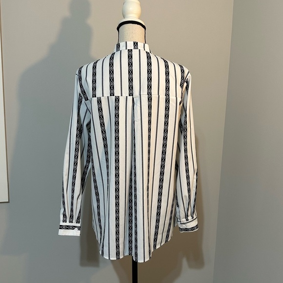 Long sleeve button down top - Picture 2 of 4